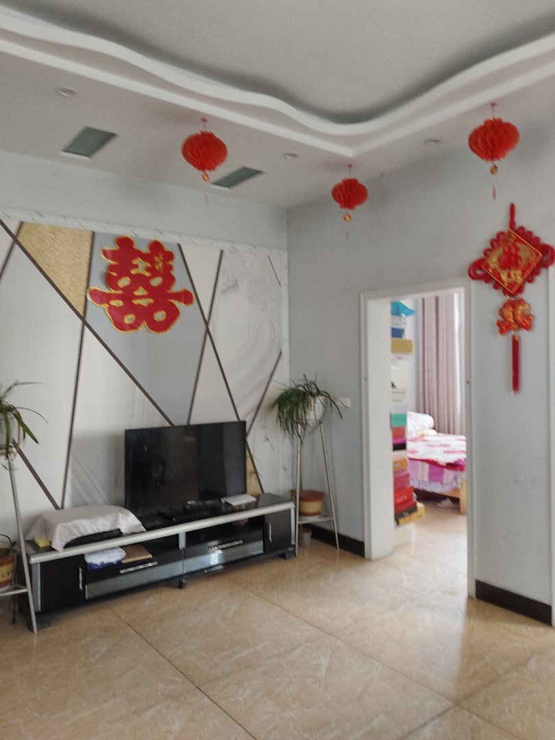 莲花路海天阁独院,出路好,位置佳,上下四层精装修新,离二中一步之遥,就医超市。8