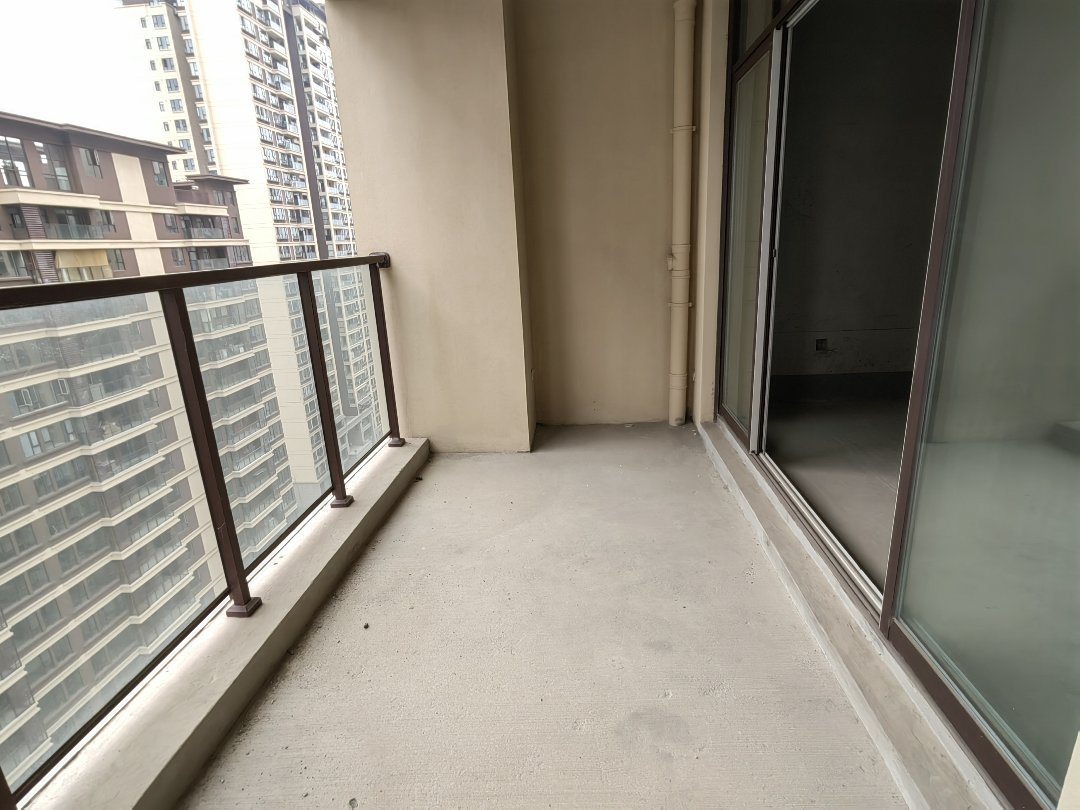 河东滨江河畔,河东滨江河畔103㎡4室2厅2卫1阳台毛坯,业主急售8