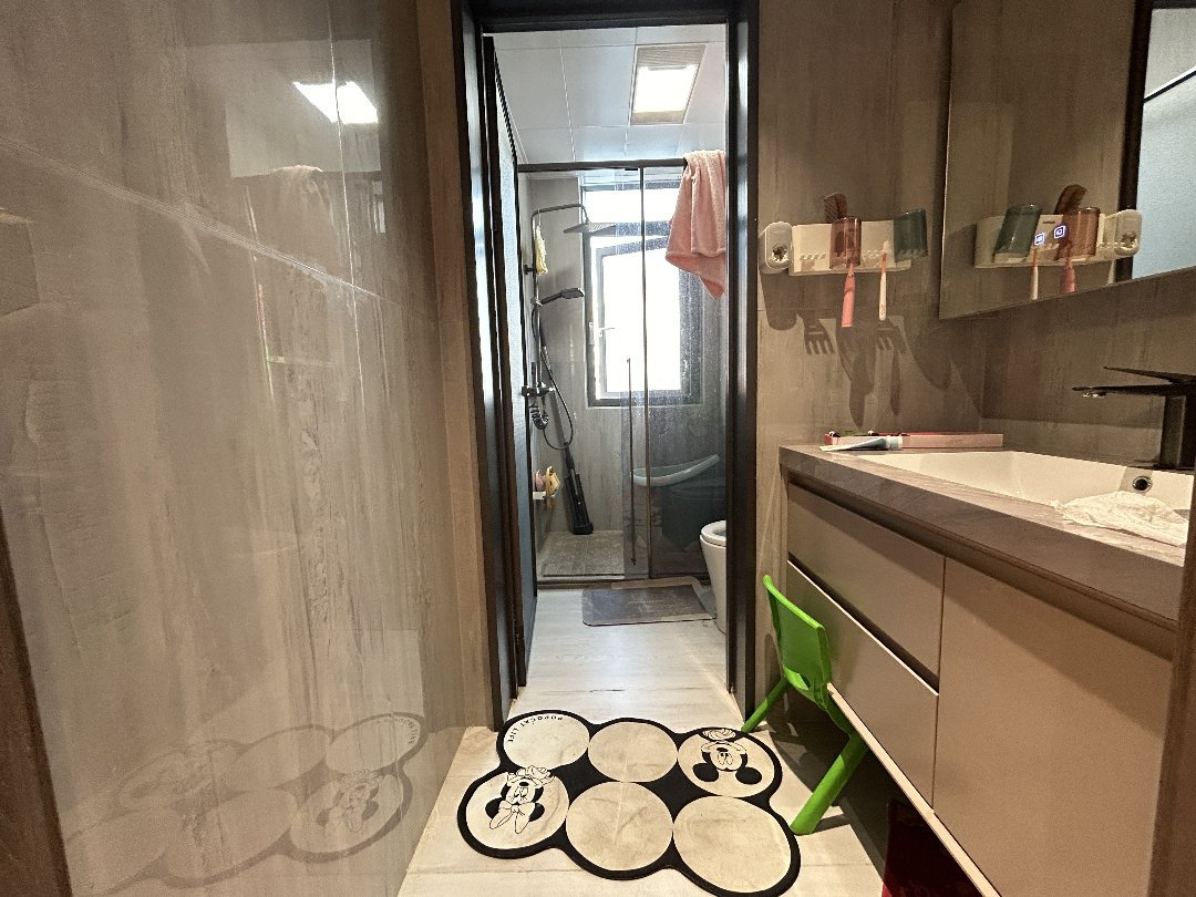 依泉雅苑,交通便利!户型好!4室2厅2卫1阳台业主急售9