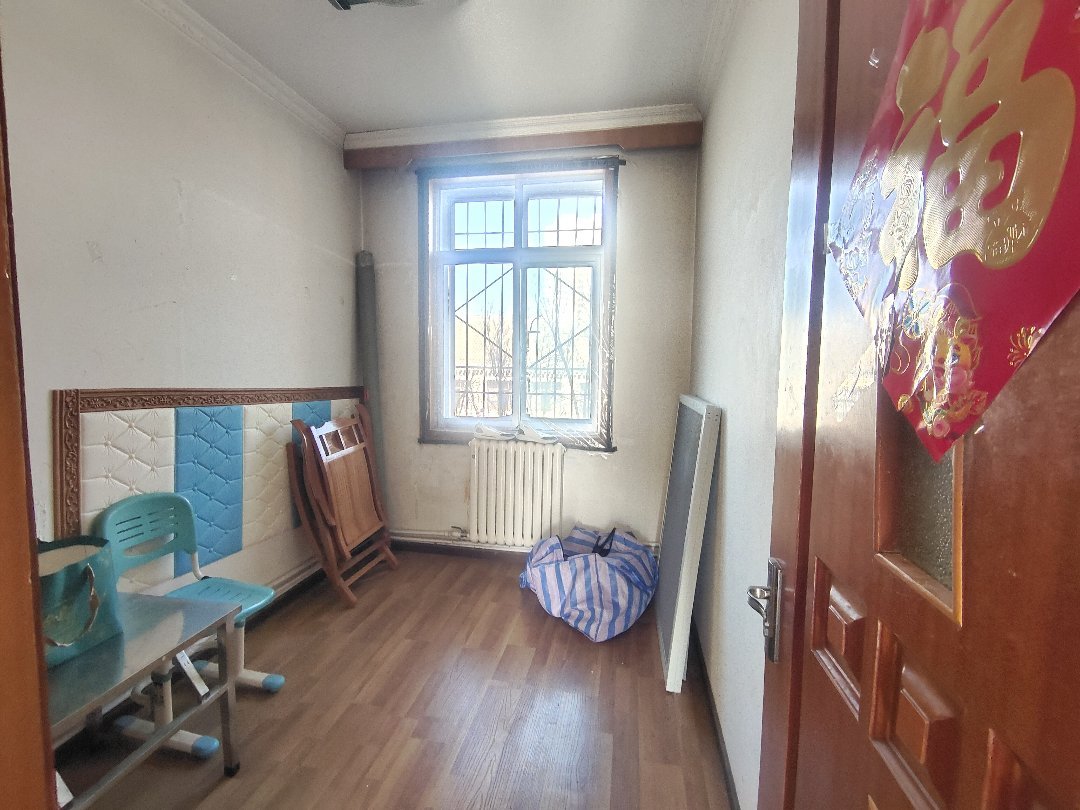 矿建小区,南川东路八中旁 好房特价急售 三房两厅 中间楼层 年限新可贷10