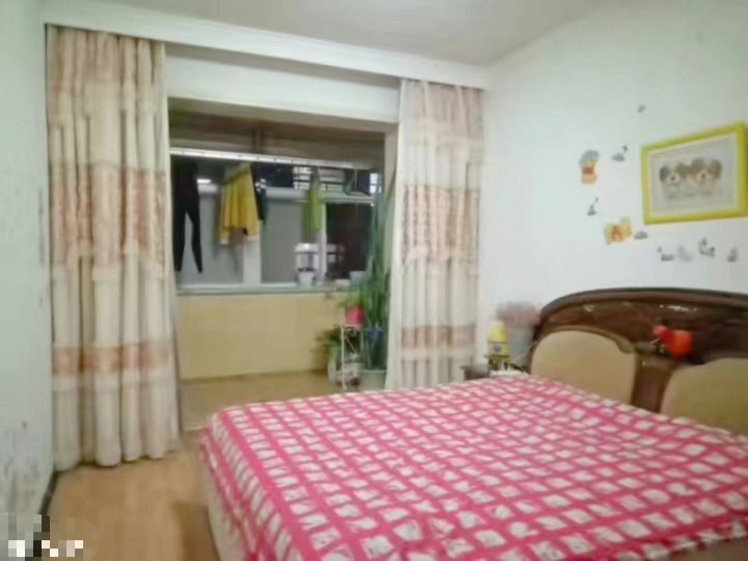 文昌小区,学校就在家门口,有房产证,可出租,一年18000,急售2