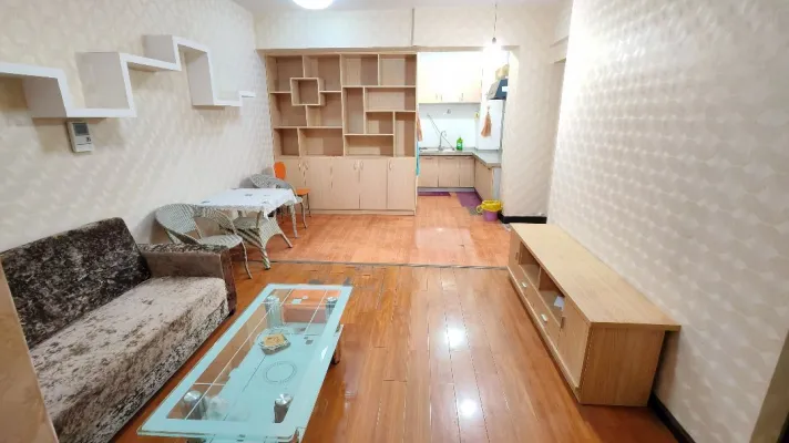 新生小学附近。包物业,2室带家具