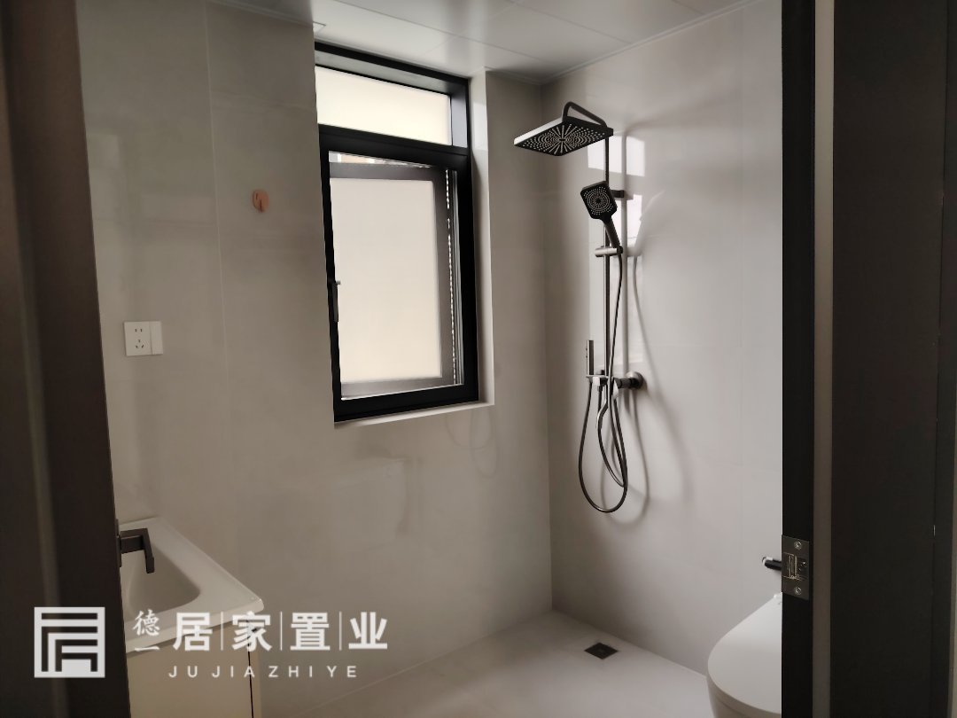东升凤凰城,二中南校区旁!东升凤凰城精装4室2厅2卫2阳台出售10