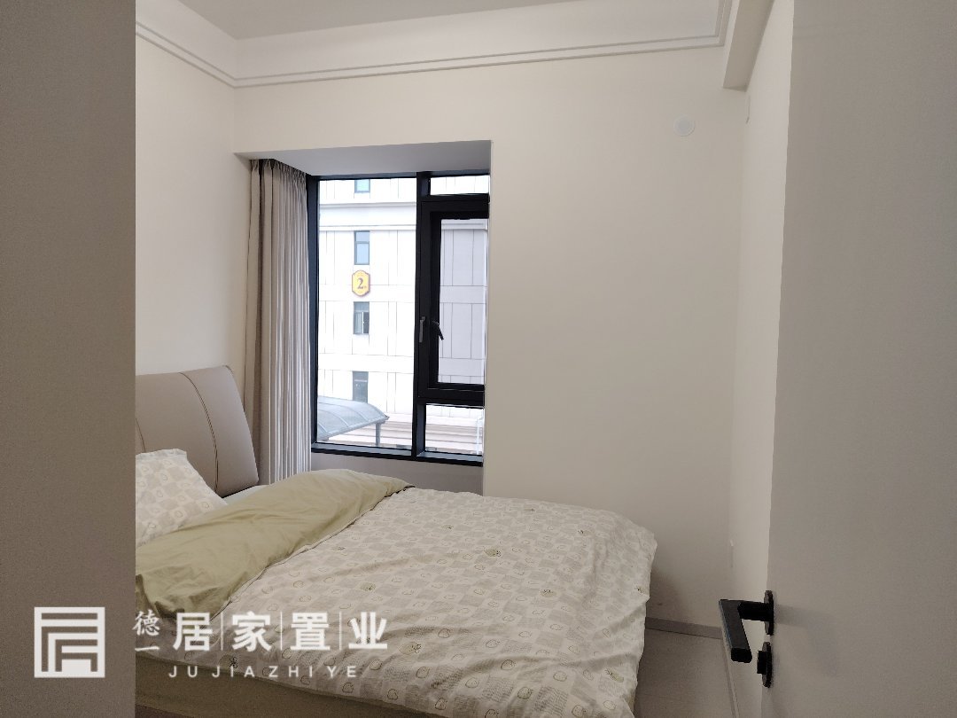 东升凤凰城,二中南校区旁!东升凤凰城精装4室2厅2卫2阳台出售9
