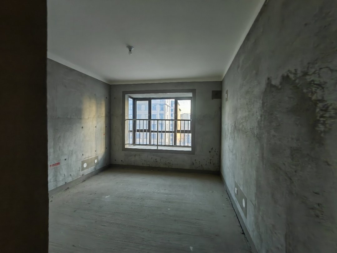 金秋九里庭院,金秋九里庭院3室2厅2卫131㎡,阔绰客厅,超大阳台可贷款3