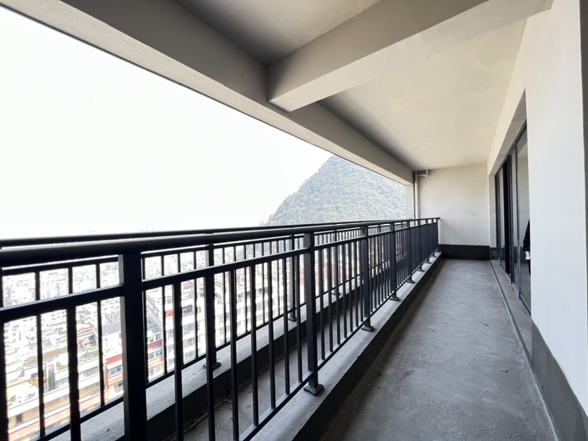 新城凤凰台,新城凤凰台二期四室两卫 赠送大 带车位 客厅正对凤池园 临街2