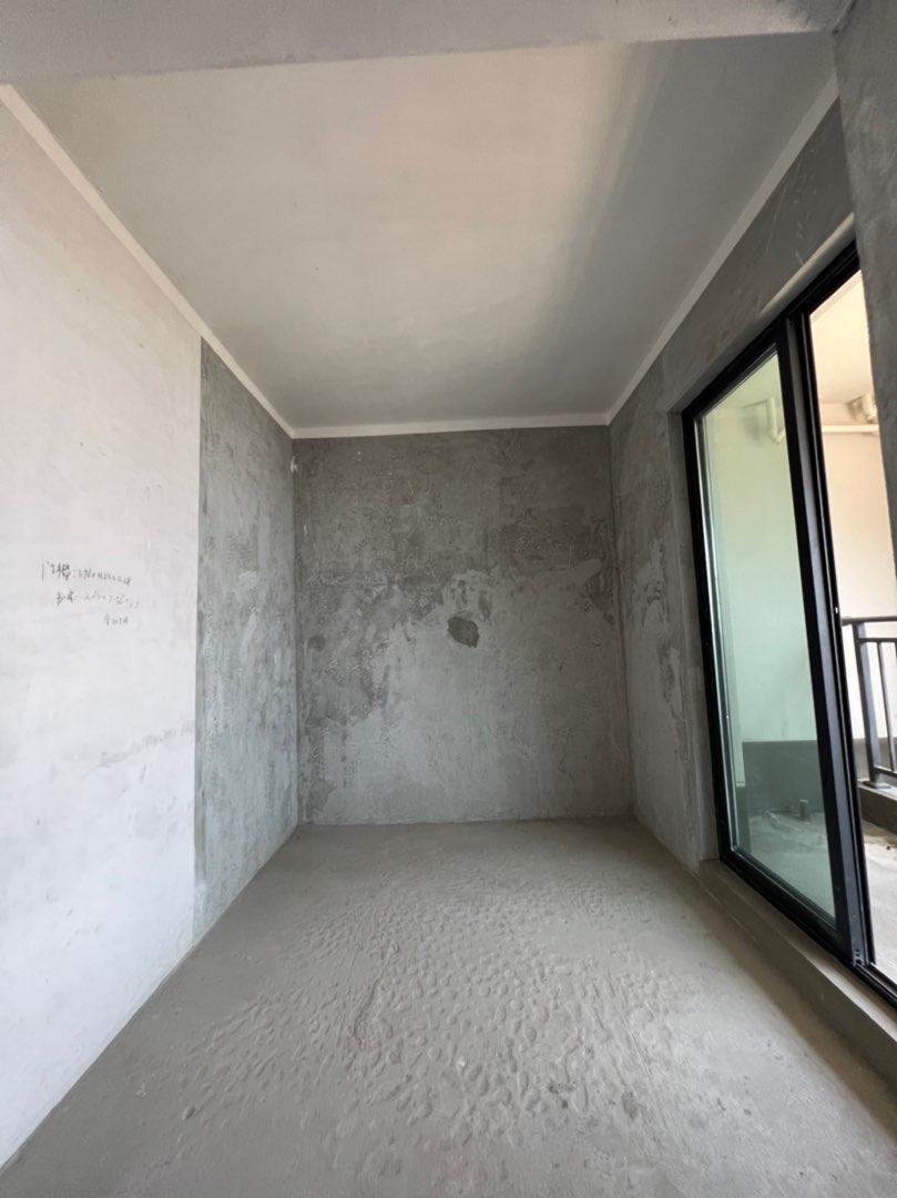 新城凤凰台,新城凤凰台二期四室两卫 赠送大 带车位 客厅正对凤池园 临街9