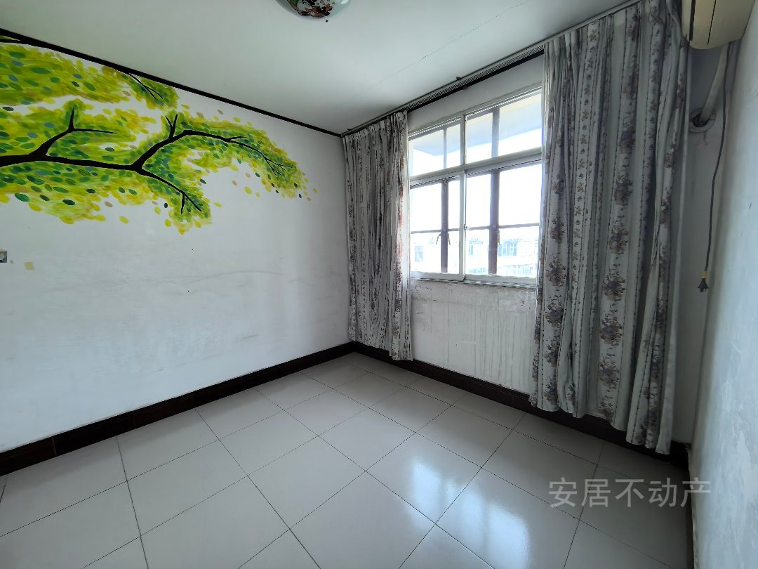 钢厂家属院,钢厂家属院地铁精装3室1厅1卫1阳台,交通便利,设施齐全8