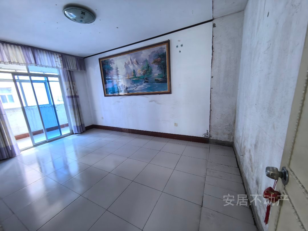 钢厂家属院,钢厂家属院地铁精装3室1厅1卫1阳台,交通便利,设施齐全6