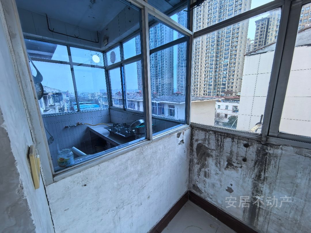 钢厂家属院,钢厂家属院地铁精装3室1厅1卫1阳台,交通便利,设施齐全4