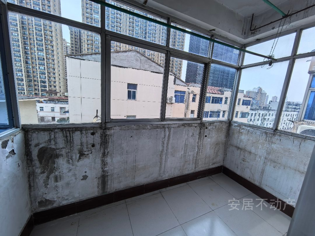 钢厂家属院,钢厂家属院地铁精装3室1厅1卫1阳台,交通便利,设施齐全3