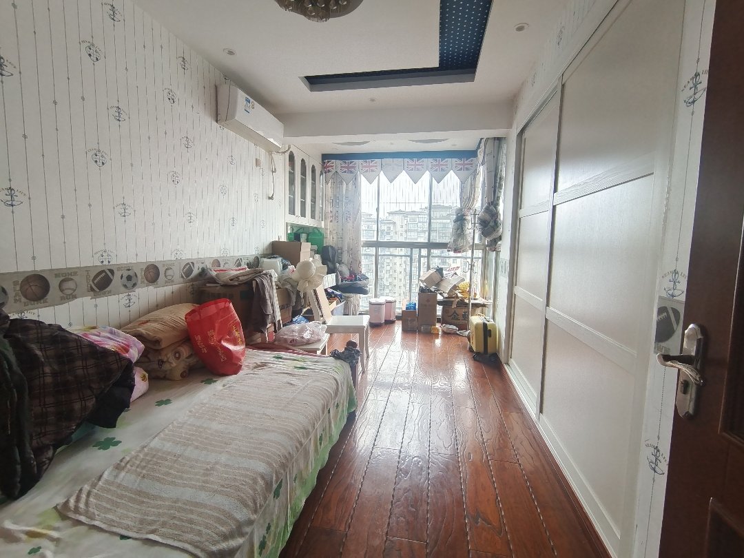 圣城华府御林苑,圣城华府御林苑高品质精装4室2厅2卫2阳台,交通便利,设施齐全2