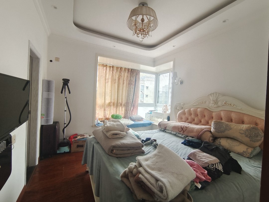 圣城华府御林苑,圣城华府御林苑高品质精装4室2厅2卫2阳台,交通便利,设施齐全5