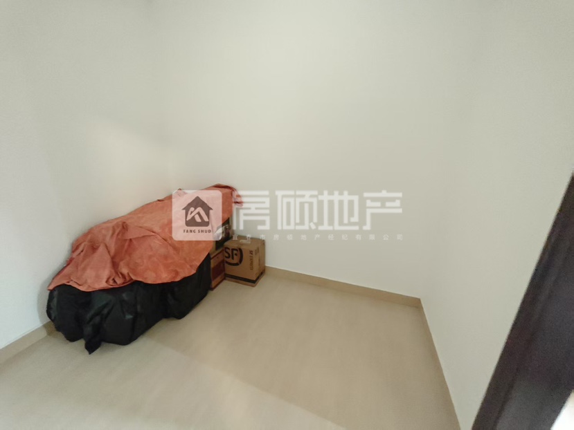 宜阳小区,特!家装大四房,东区前后视野开阔,带车位出售。11