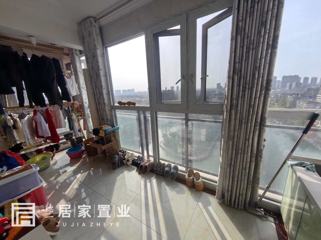 金桥广场,城中心 金桥广场 湖景房 精装3房2厅2卫 老证9