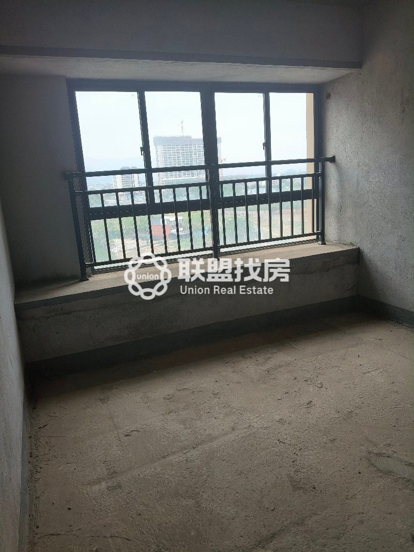 广汇圣湖城,圣湖城4房2厅2卫2阳台,毛坯房,中间好楼层,业主诚心出售5