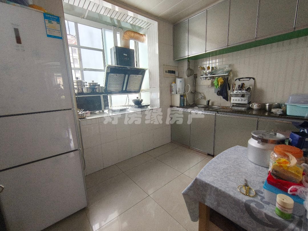 金湖西路教委宿舍,金湖西路全湖景房,干净整洁,带部分家具家电6