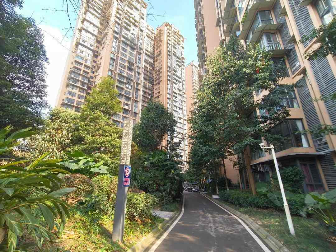 圣地阳光里,房东诚心出售,价格可以谈。11