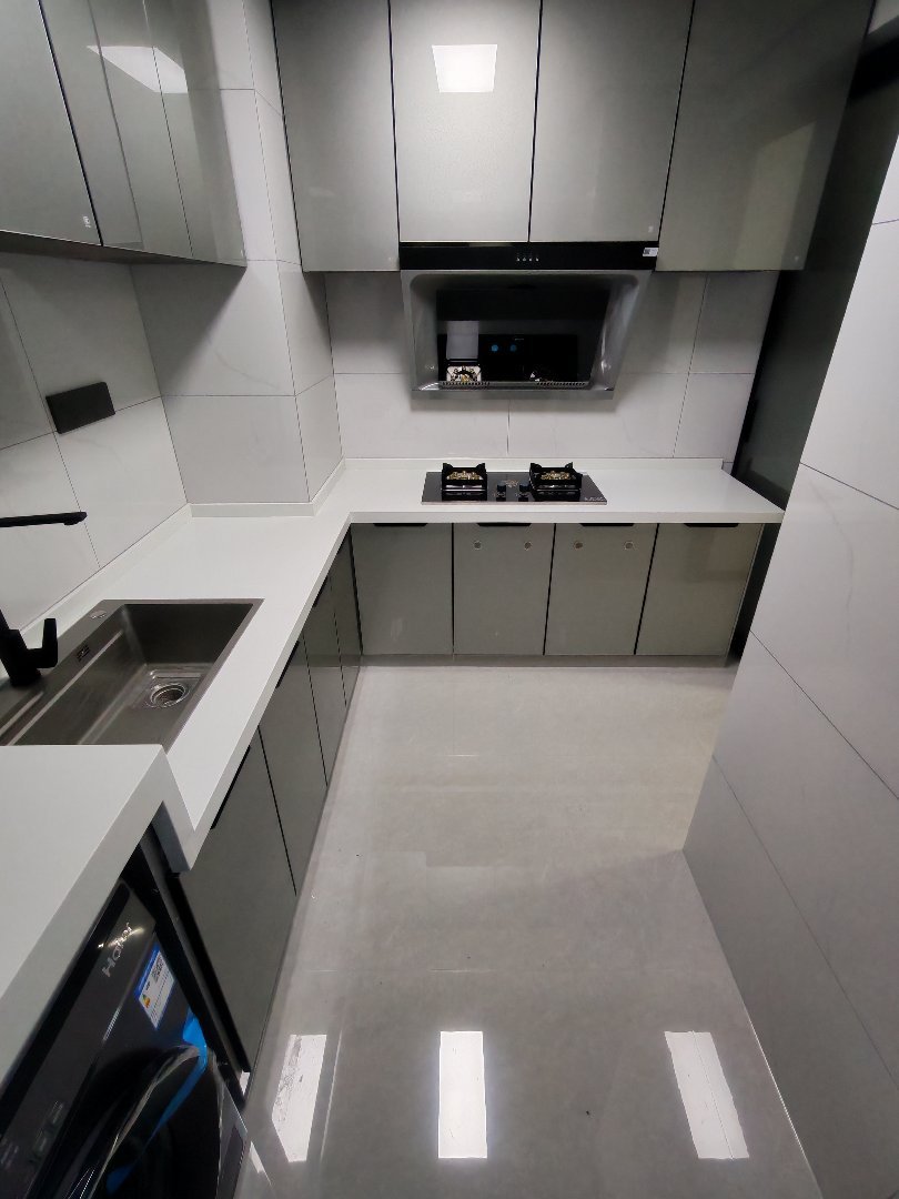绿地霞飞名邸,高铁西站绿地精装标准大2室2厅,品牌家具家电,房东血亏出售2