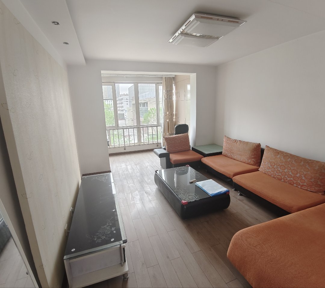 龙华居小区,龙华居小区简单装修 2居室有钥匙随时可以看房家具家电齐全,1