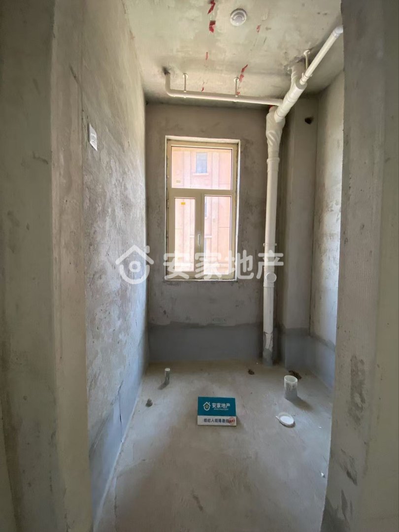 凤凰湖畔,安静小区,3室2厅2卫1阳台毛坯,房东换房5