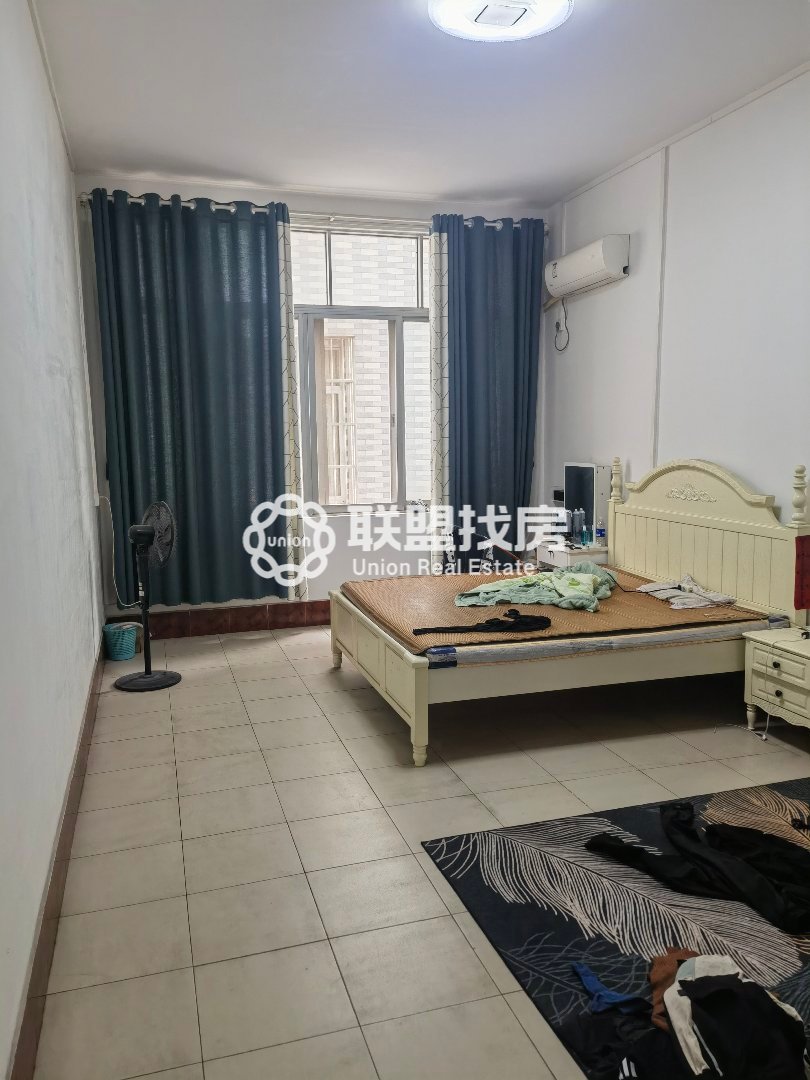 恒昌垌小区,凤凰街就在旁边,恒昌垌占天占地天地楼,离高铁近,有不动产权证4