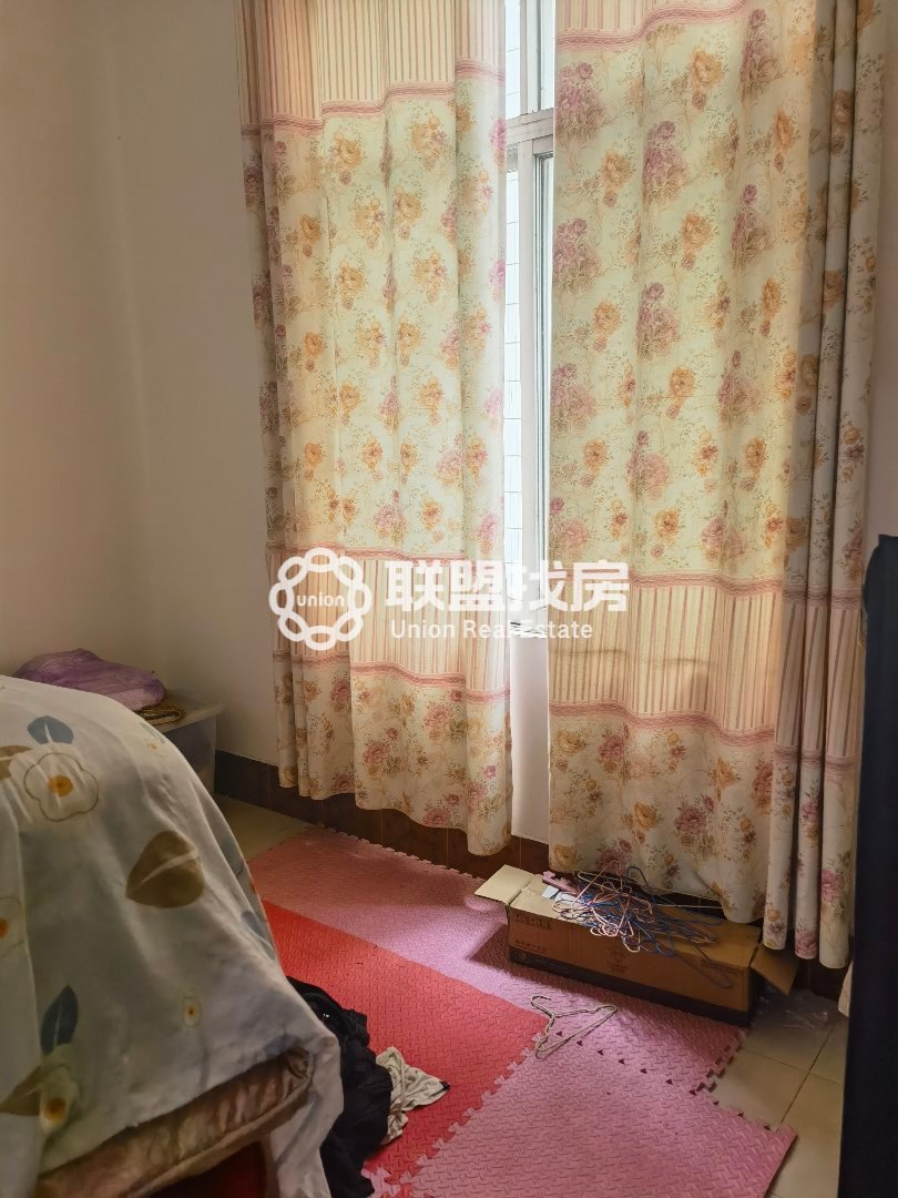 恒昌垌小区,凤凰街就在旁边,恒昌垌占天占地天地楼,离高铁近,有不动产权证5