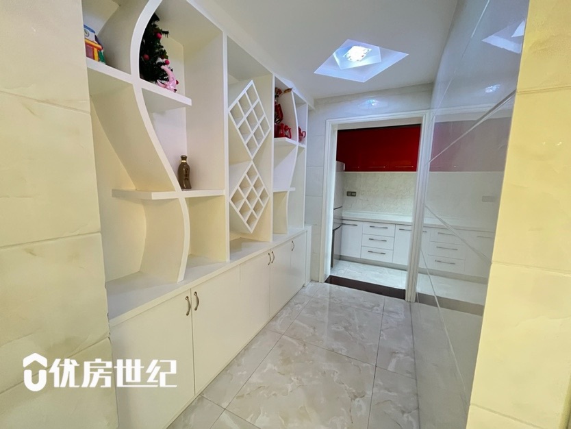 万达华城D区,93平:2-2-2-1.精装.108万无欠款4