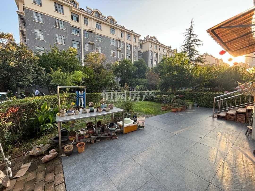 新都市华庭东区,3室2厅1卫1阳台,房型正气,采光佳1