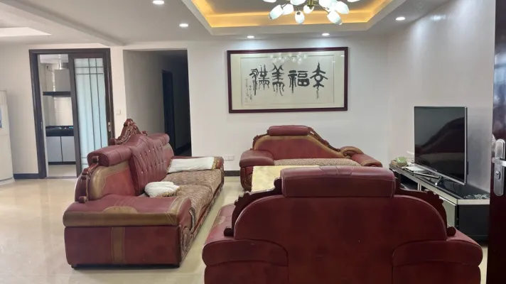 东湖商圈 电梯中层 四房两厅 拎包入住