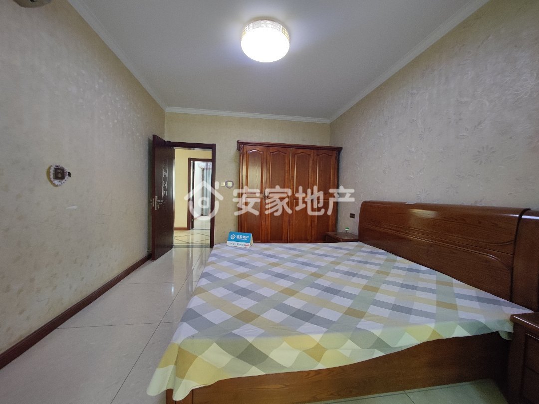 广鑫恒泽园,北区1楼带院子,划算一套,而且前面小高层,位置也好。
诚心8