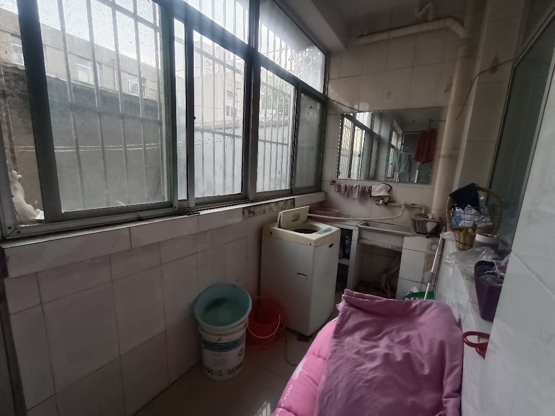 建材公司家属院,一中附近 两室朝阳 带小院 送储藏室 证过五年12