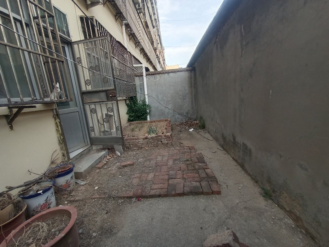 建材公司家属院,一中附近 两室朝阳 带小院 送储藏室 证过五年14
