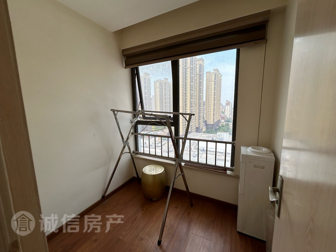 万达广场,市中心,安静小区,1室精装,房东换房4