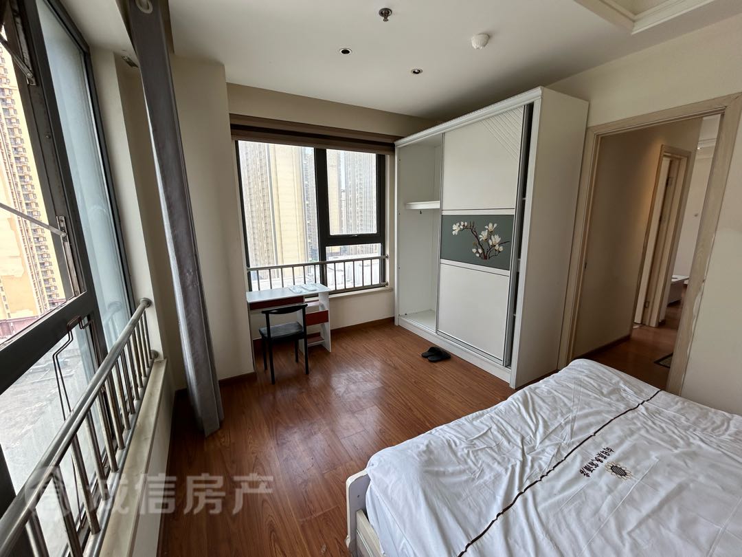 万达广场,市中心,安静小区,1室精装,房东换房2