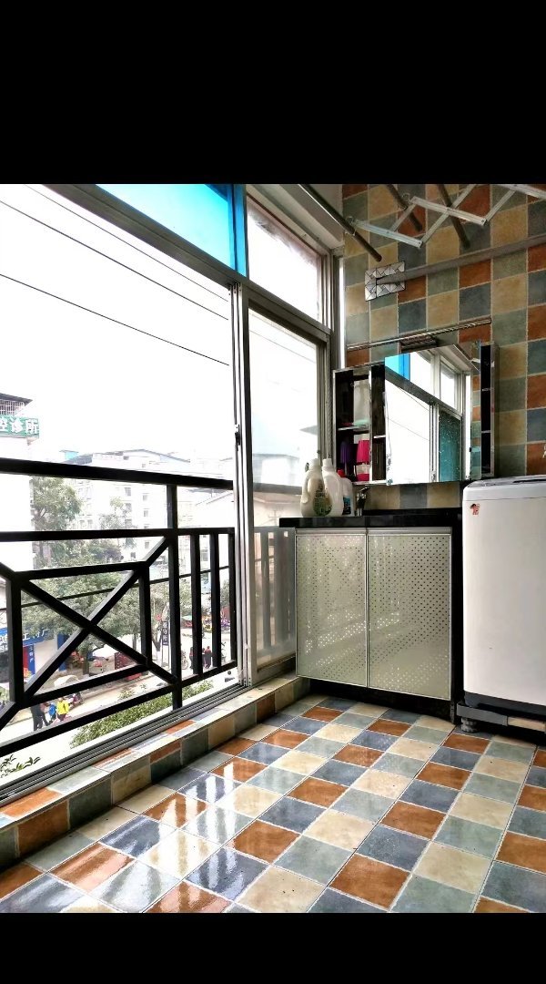 凤鸣天下小区,石马饲料公司院内,3楼3房2厅出售。2