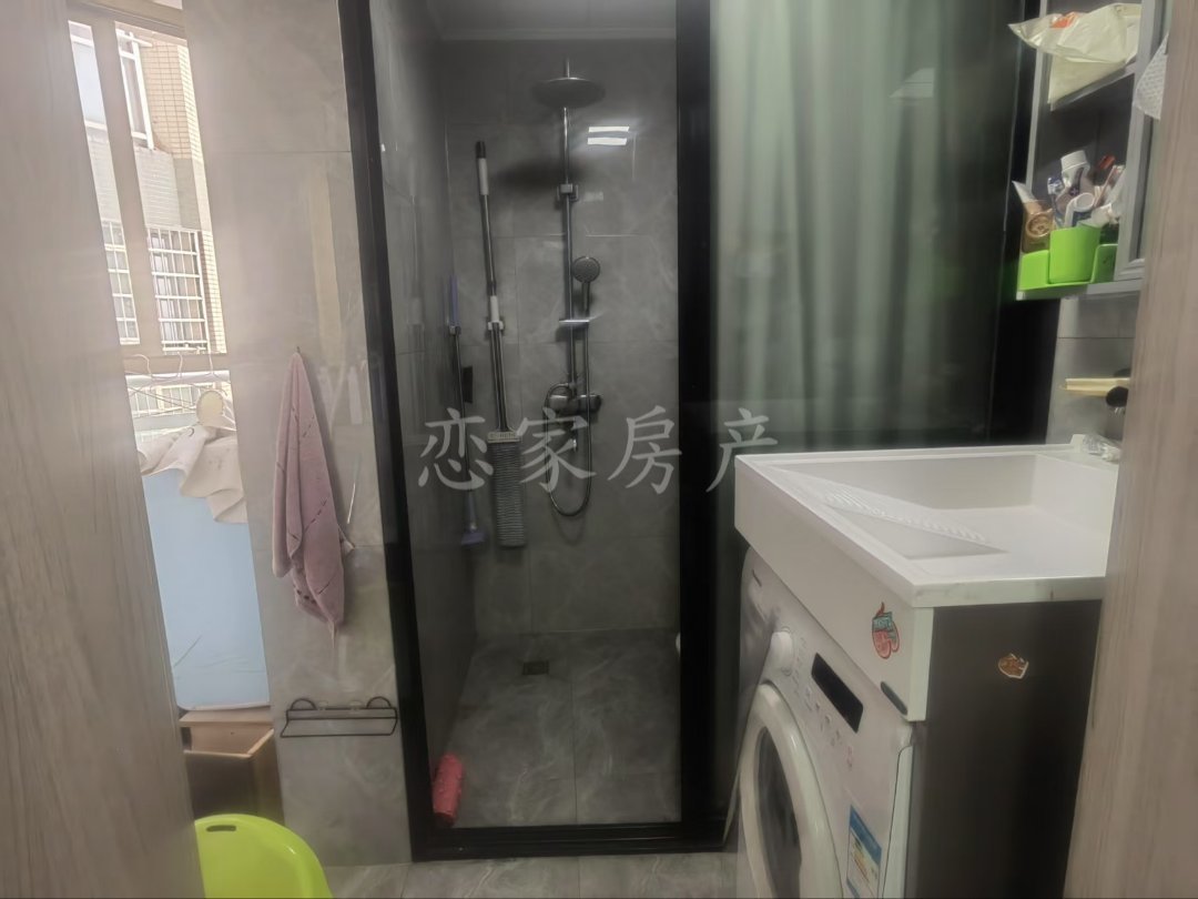 新东街国际城,中心位置精装修,1房1厅1卫的。读永丰小学永丰中学6
