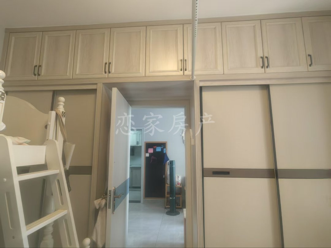 新东街国际城,中心位置精装修,1房1厅1卫的。读永丰小学永丰中学3