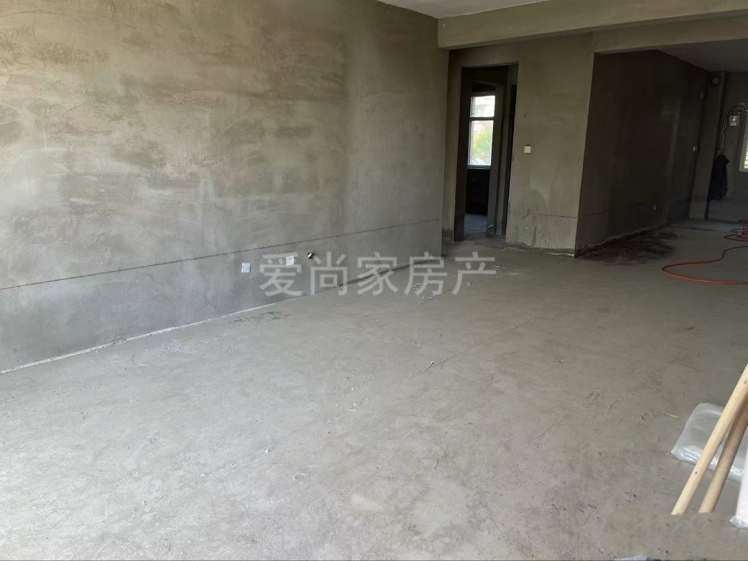 南湖国际,南湖国际B区 1楼 136平3室2厅2卫 93万8毛坯带花园1