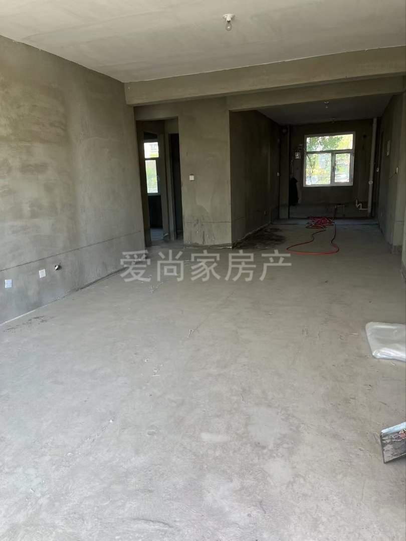 南湖国际,南湖国际B区 1楼 136平3室2厅2卫 93万8毛坯带花园2
