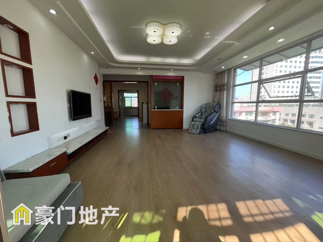 国税花苑,让你无可挑剔的国税花苑,交通便利顶楼送一间,无欠,满21