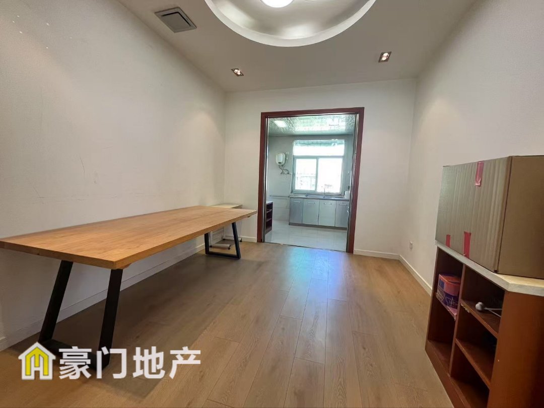 国税花苑,让你无可挑剔的国税花苑,交通便利顶楼送一间,无欠,满26