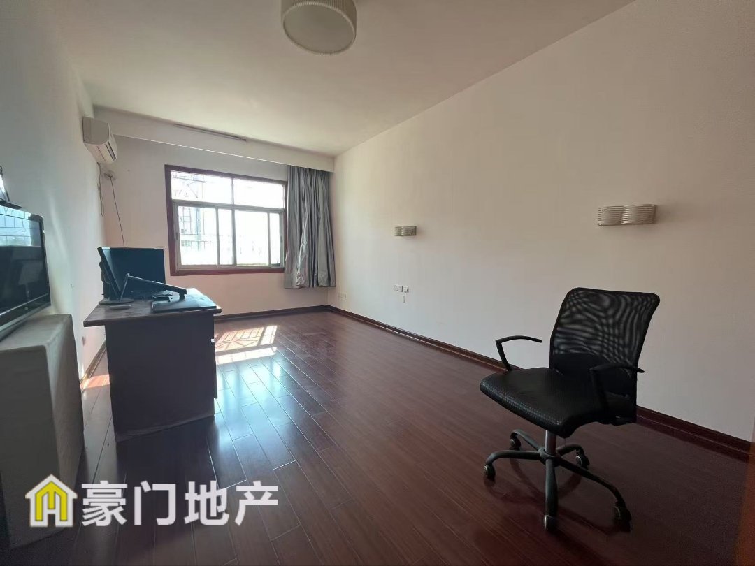 国税花苑,让你无可挑剔的国税花苑,交通便利顶楼送一间,无欠,满23
