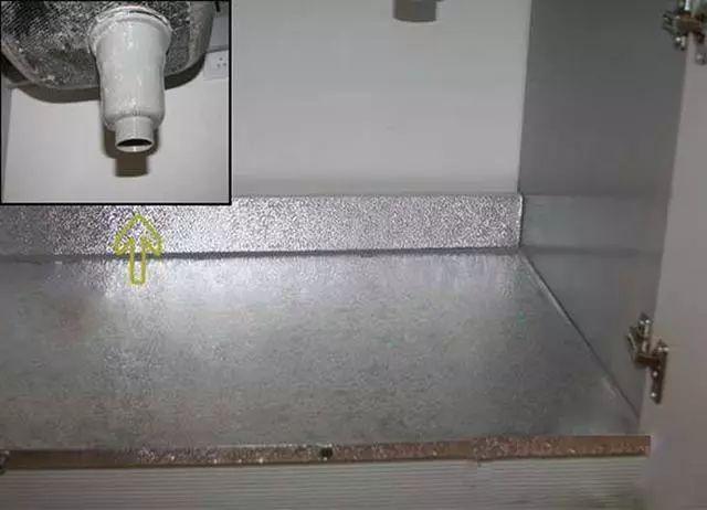 安装橱柜时,记得铺上一层铝箔纸!10年不会发霉,太实用了