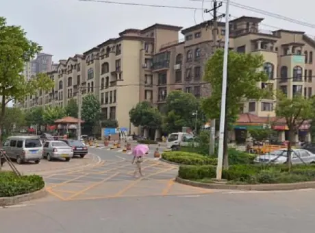 当代卡梅尔小镇-江夏区藏龙岛光谷大道与光谷一路交汇处