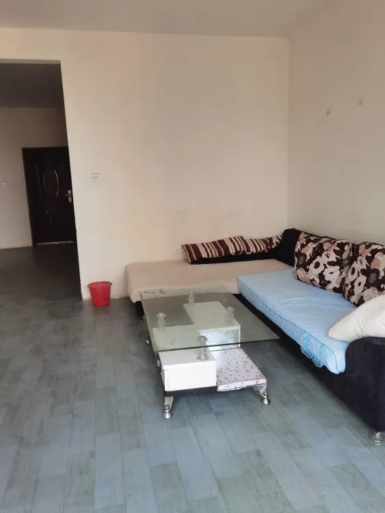出租枫林国际2室2厅简单装修，铺的地板革有床沙发。