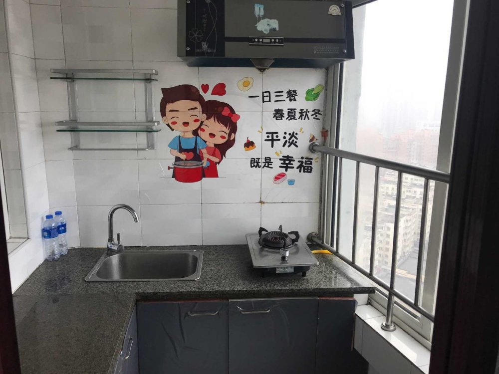韩国城,万达商圈韩国城电梯54平小两室，家电家具全，1100元包取暖7
