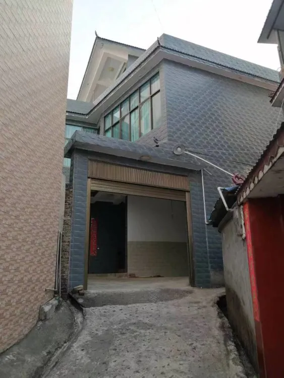 南京凹冶炼巷独栋，5室2厅3卫，每月2300，半年付