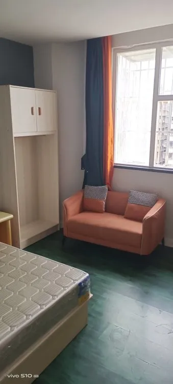 中华新城旁边公寓单间出租，拎包入住，租期不限。