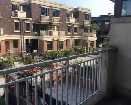 鲁商云山原筑3室1厅2卫朝南毛坯